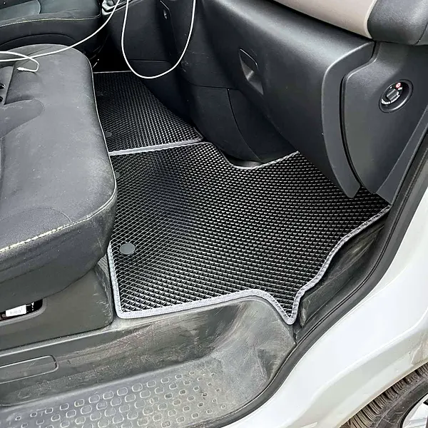 Фото покупця: EVA-килимки у салоні Renault Trafic